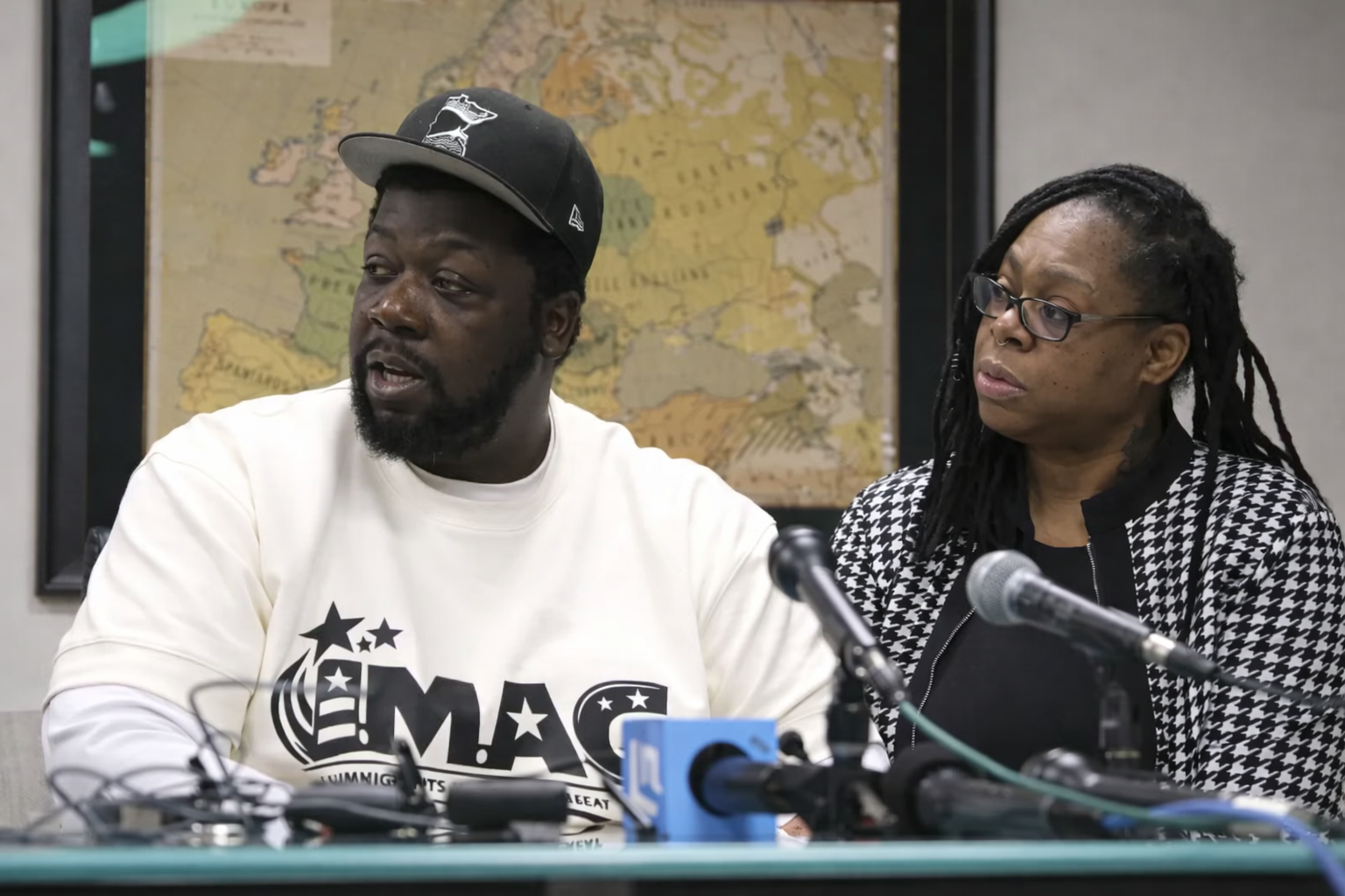 Muwaadin Liberiyaan ah oo Minnesota ku nool iyo qareenkiisa oo ka hadlayay kiis la xiriira socdaalka Mareykanka intii lagu jiray shir jaraa’id.